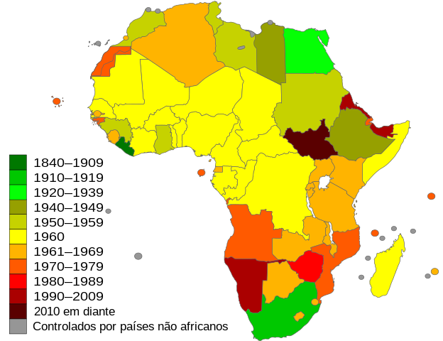 Mapa da África dividido pelas datas de independência de seus países.