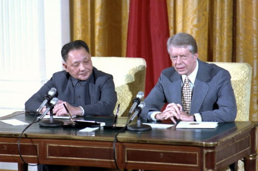 Deng Xiaoping e Jimmy Carter assinam acordos diplomáticos entre a China e os EUA, em 1979.