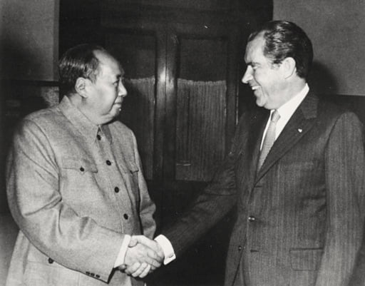 Mao e Nixon, na primeira visita de um presidente dos EUA à China, em 1972.