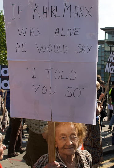 “Se Karl Marx estivesse vivo, ele diria: ‘Eu falei’”. Protesto em Manchester, em 2008.